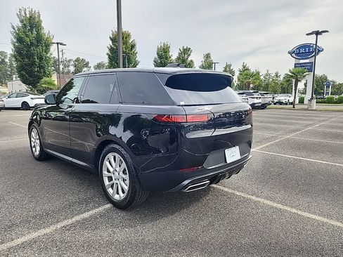 Used 2025 Land Rover Range Rover Sport SE AWD/4WD image 3