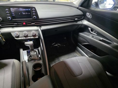 Certified 2025 Hyundai Elantra SE image 17