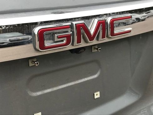 Certified 2023 GMC Acadia SLT w/ Preferred Package image 4