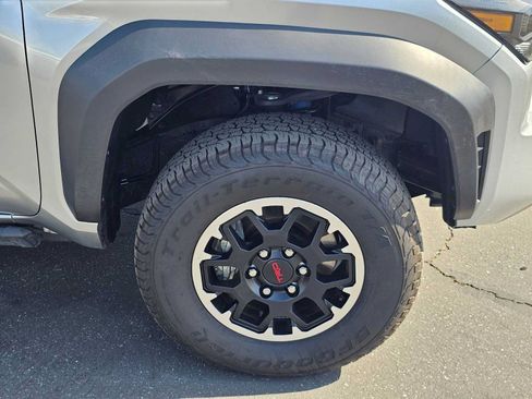 Certified 2025 Toyota Tacoma TRD Off-Road AWD/4WD image 9