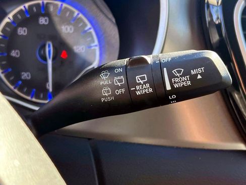 Used 2023 Chrysler Pacifica Touring-L image 24