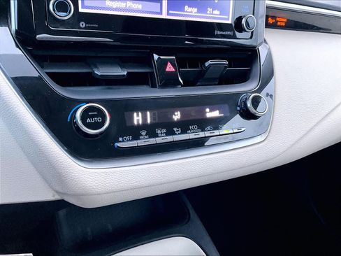 Used 2021 Toyota Corolla LE image 26