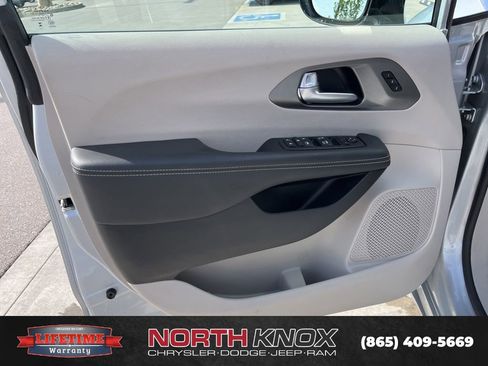 Used 2024 Chrysler Pacifica Touring-L FWD image 5