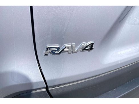 Used 2021 Toyota RAV4 LE AWD/4WD image 32