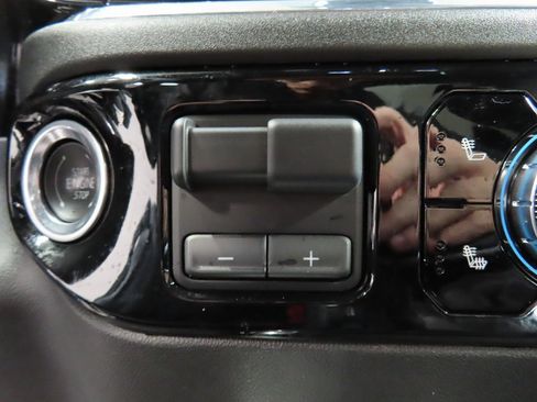 Used 2025 GMC Sierra 1500 Elevation image 43