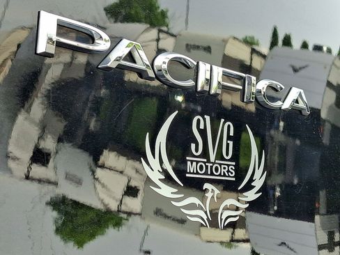 Used 2024 Chrysler Pacifica Touring-L FWD image 24