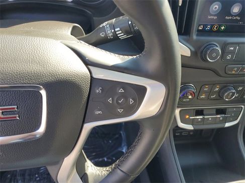 Used 2024 GMC Terrain SLT image 17