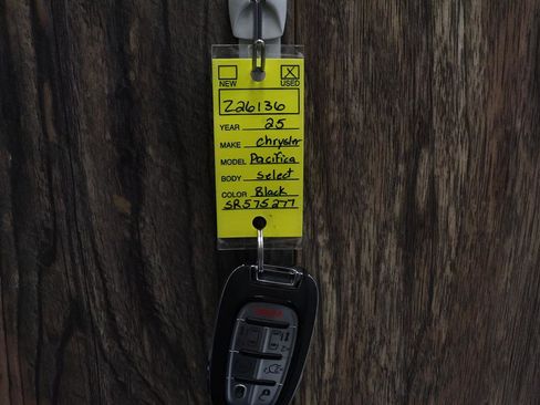 Used 2025 Chrysler Pacifica Select image 34