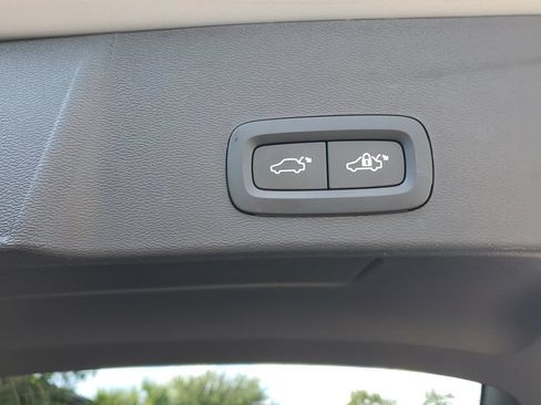 Used 2025 Volvo XC40 B5 Plus AWD/4WD image 16