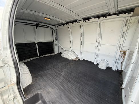 Used 2013 GMC Savana 2500 RWD image 17