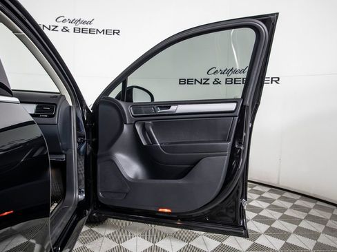 Used 2016 Volkswagen Touareg Sport image 16