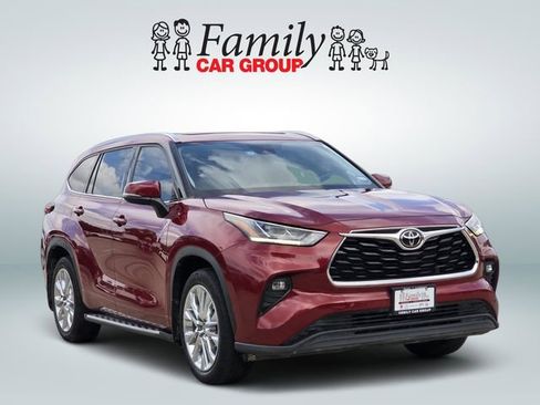 Used 2023 Toyota Highlander Limited FWD image 2