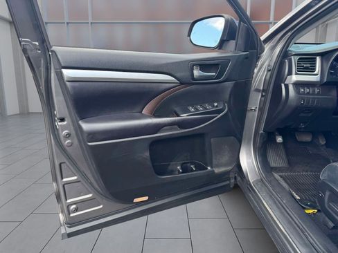 Used 2019 Toyota Highlander XLE AWD/4WD image 18