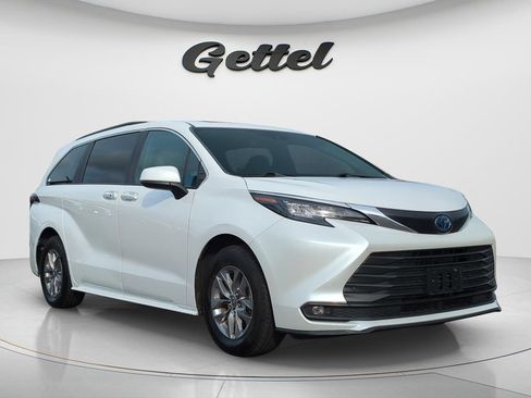 Used 2025 Toyota Sienna XLE FWD image 3