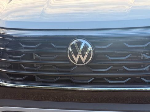 Used 2025 Volkswagen Atlas Cross Sport SE FWD image 35