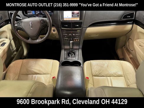 Used 2019 Lincoln MKT AWD image 2