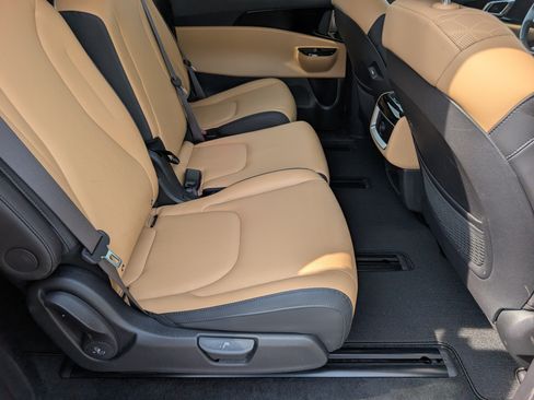 Used 2024 Kia Carnival EX FWD image 28
