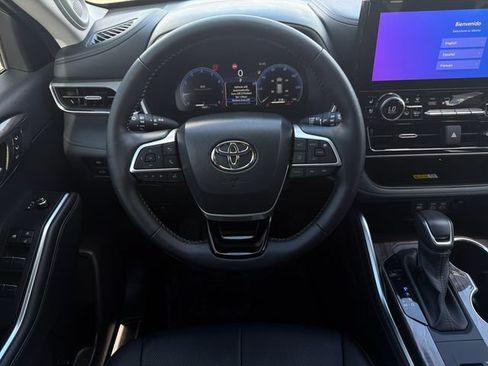Used 2025 Toyota Highlander Limited FWD image 15