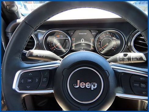 Used 2023 Jeep Wrangler Unlimited Sahara AWD/4WD image 15