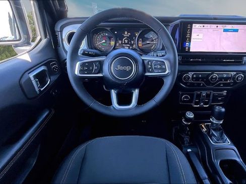 Used 2025 Jeep Wrangler Unlimited Sahara AWD/4WD image 8