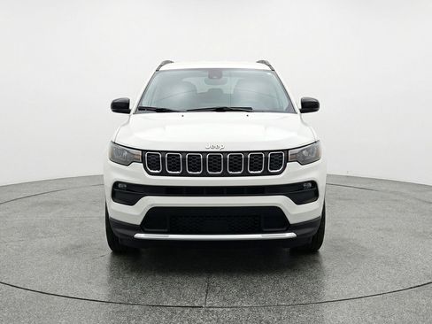 Used 2025 Jeep Compass Latitude AWD/4WD image 2