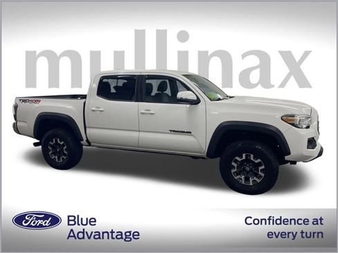 Used 2020 Toyota Tacoma TRD Off-Road image 2