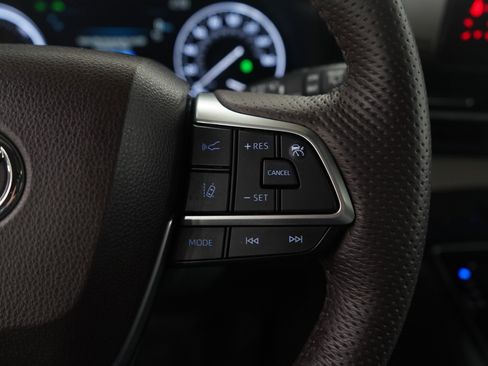 Used 2024 Toyota Sienna Platinum image 19