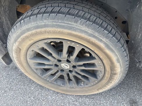 Used 2019 Nissan Titan SV w/ SV Convenience Package image 9