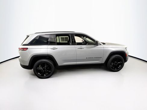 Used 2023 Jeep Grand Cherokee Altitude image 4