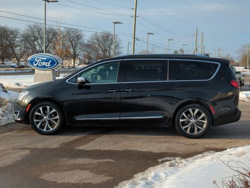 Used 2020 Chrysler Pacifica Limited w/ Tire & Wheel Group image 5