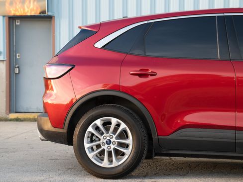 Used 2020 Ford Escape SE image 12