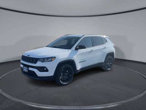 Used 2025 Jeep Compass Latitude w/ Convenience Group AWD/4WD image 4