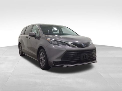 Used 2024 Toyota Sienna LE image 4