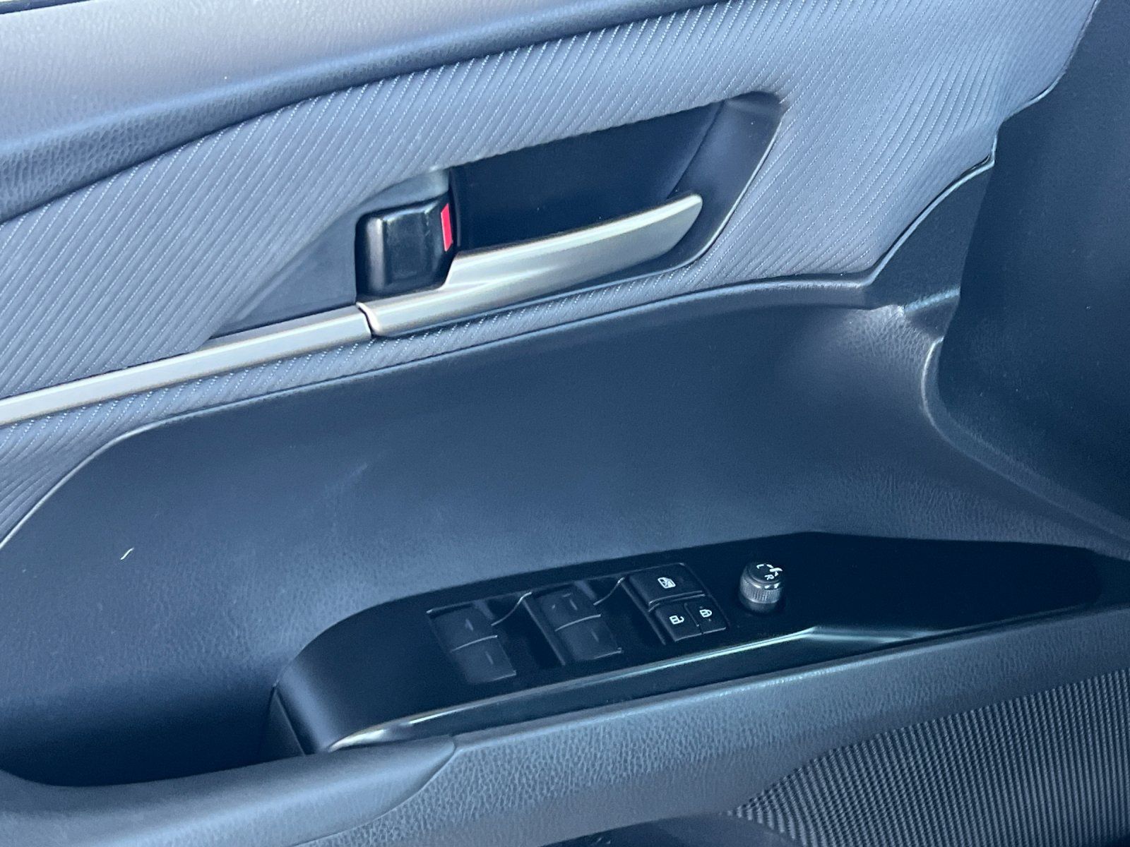 Used 2025 Toyota Camry SE FWD image 11