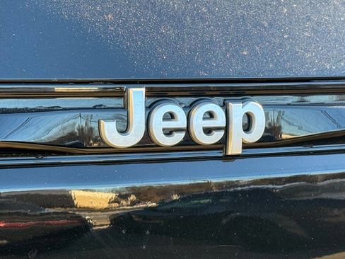 Used 2025 Jeep Grand Cherokee Laredo X image 15