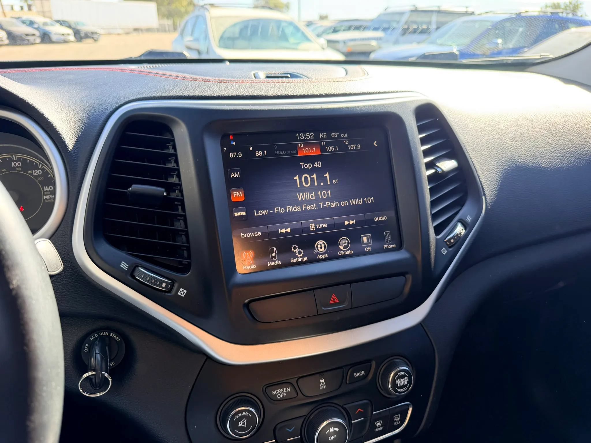 Used 2016 Jeep Cherokee Trailhawk AWD/4WD image 13