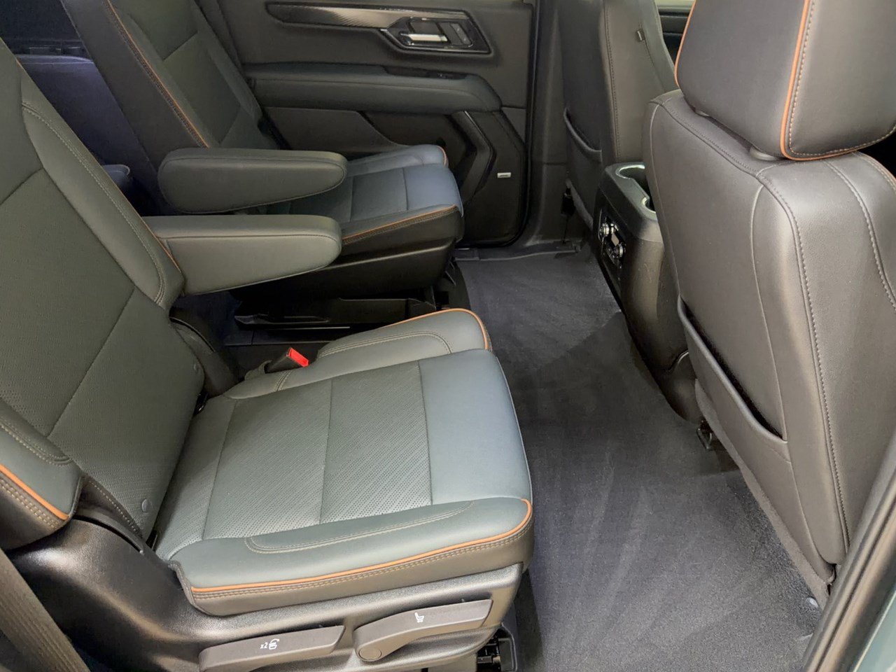 Used 2025 GMC Yukon AT4 w/ AT4 Premium Package AWD/4WD image 29
