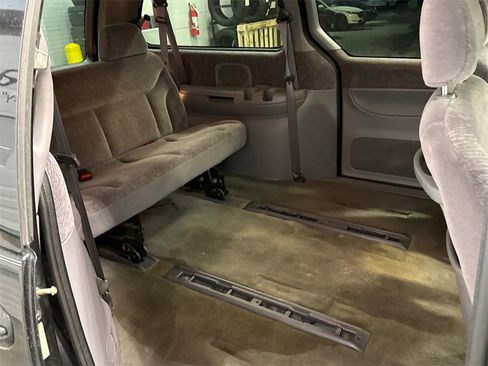 Used 2000 Chrysler Town & Country LX image 11