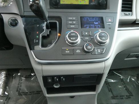 Used 2015 Toyota Sienna XLE FWD image 25