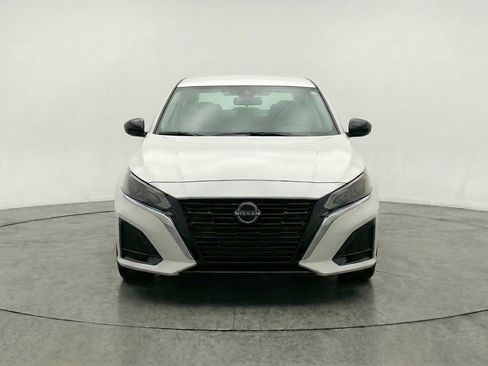 Used 2025 Nissan Altima 2.5 SV FWD image 2