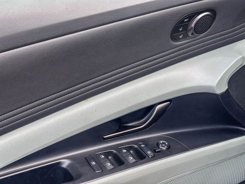 Used 2024 Hyundai Elantra Limited image 23