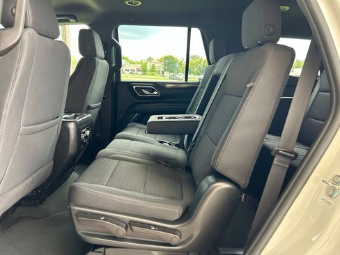 Used 2023 GMC Yukon SLE RWD image 9