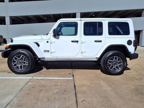 Used 2025 Jeep Wrangler Sahara image 21