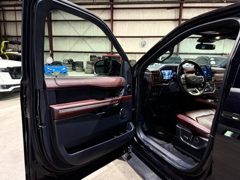 Used 2024 Ford Expedition Max Limited RWD image 12