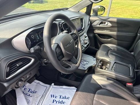 Used 2022 Chrysler Pacifica Touring-L w/ Uconnect Theater Family Group AWD/4WD image 16