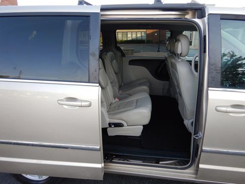 Used 2013 Chrysler Town & Country Touring FWD image 21