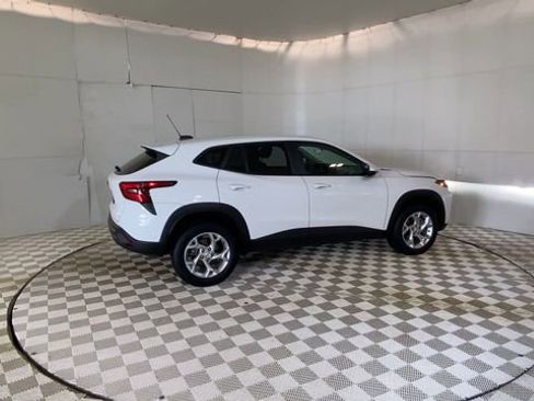 Used 2024 Chevrolet Trax LS w/ LS Convenience Package FWD image 4