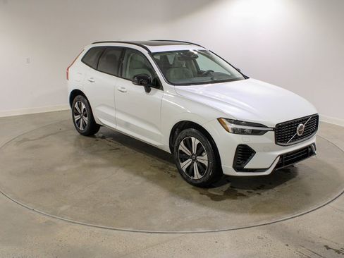 Used 2025 Volvo XC60 T8 Core w/ Climate Package image 7