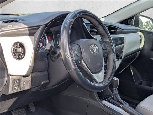 Used 2018 Toyota Corolla LE image 2