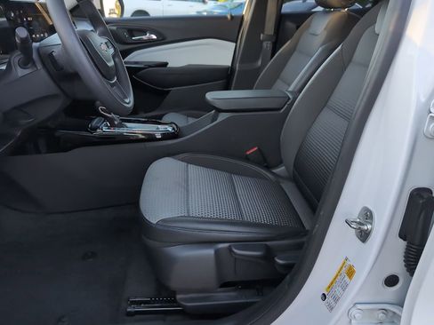 Used 2025 Chevrolet Trax LT FWD image 9
